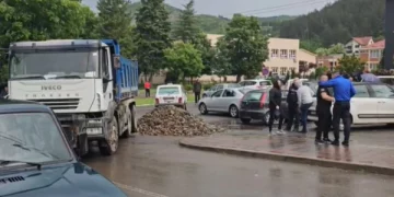 Kamioni hedh zhavorr në rrugën afër objektit të Komunës së Leposaviqit