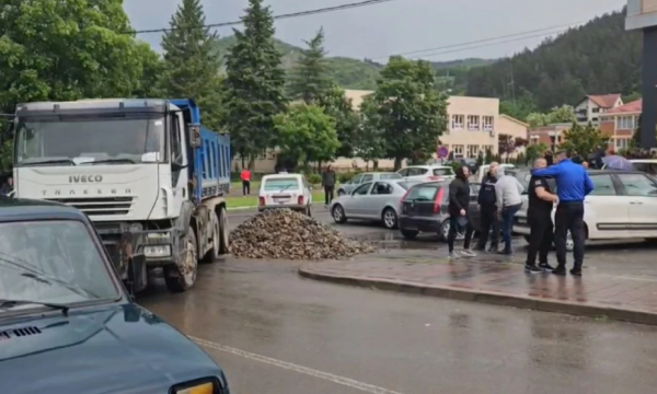 Kamioni hedh zhavorr në rrugën afër objektit të Komunës së Leposaviqit