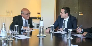 Kurti flet me emisarin britanik: “Do të punoj me aleatët për ta implementuar shpejt marrëveshjen bazike”
