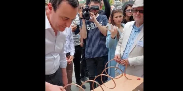 “I saktë edhe këtë herë”- Kurti fiton lojën në shesh, merr dhuratë nga të pranishmit!