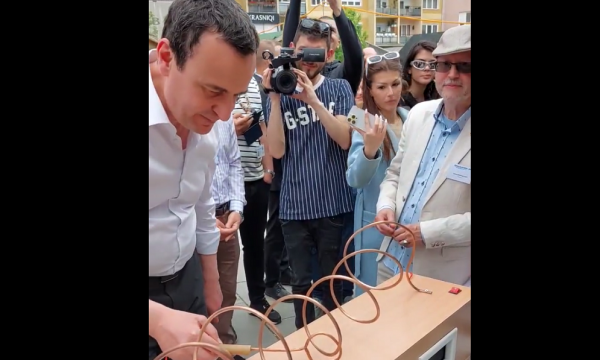 “I saktë edhe këtë herë”- Kurti fiton lojën në shesh, merr dhuratë nga të pranishmit!