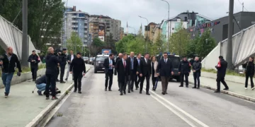 Lajçak kalon vetë mbi Urën e Ibrit, por thotë se ajo mund të hapet vetëm përmes dialogut