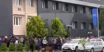 Serbët e mbledhur para komunës në Leposaviq gjuajnë me gurë gazetarët, Hetemi ende jashtë zyrës