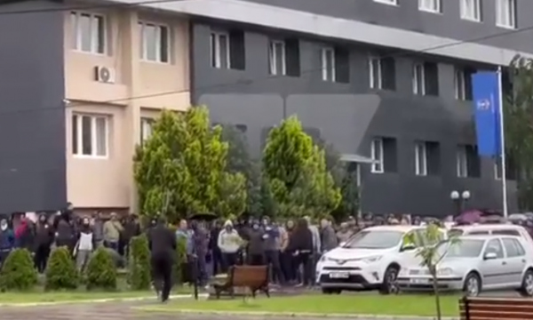 Serbët e mbledhur para komunës në Leposaviq gjuajnë me gurë gazetarët, Hetemi ende jashtë zyrës