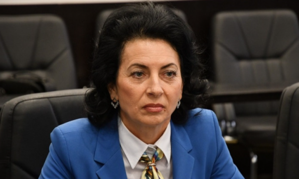 Kryetarja e Graçanicës deklaron pasuri të majme dhe tri paga