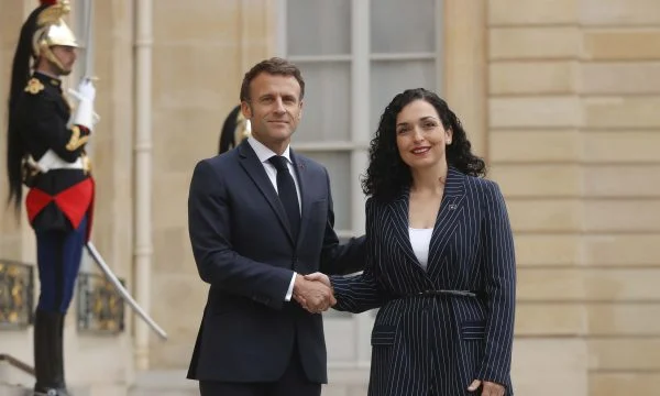 Çfarë po ndodhë? Kurti është në Bratisllavë, Macron aty flet për një takim Osmani -Vuçiq në Moldavi