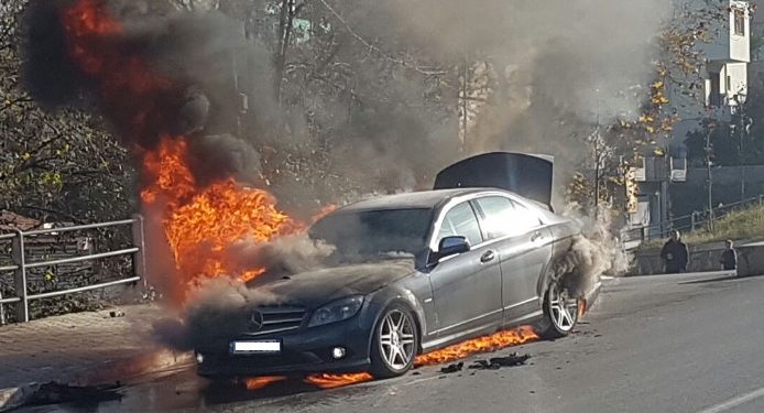 Ndodh edhe kjo: Një person tentoi t’ia vë flakën veturës së familjarit në Kamenicë, pasi nuk i dha para