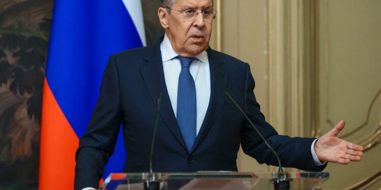 Lavrov: E papranueshme sjellja ndaj popullatës serbe, e cila po proteston kundër marrjes së paligjshme të pushtetit