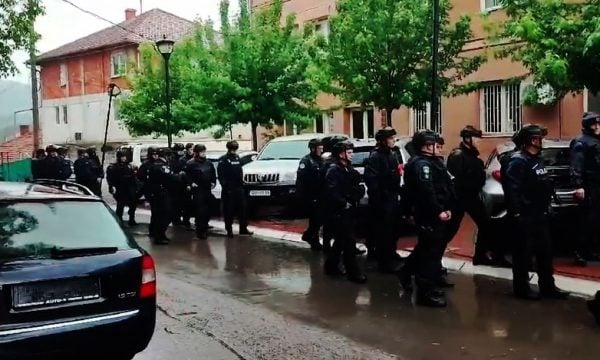 VIDEO kur serbët u dalin përpara Njësive Speciale pranë objektit së komunës në Zveçan
