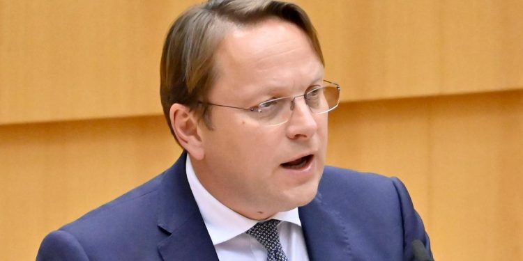 Komisionari evropian niset drejt Mitrovicës së Veriut, pas takimit me Kurtin e Osmanin