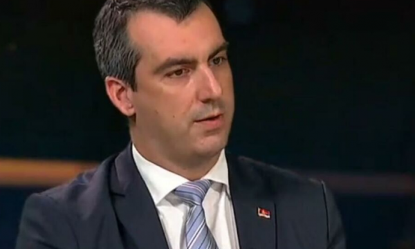 Kryeparlamentari serb tenton të flas me ironi: Kurti më i fortë se BE-ja dhe Perëndimi