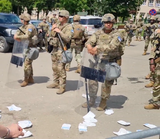 Protestuesit në Leposaviq hedhin pelena në drejtim të ushtarëve të KFOR-it
