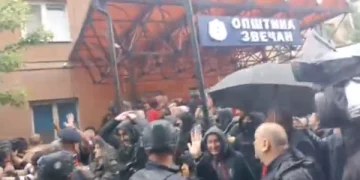 Të shtëna me armë para Komunës së Zveçanit të bllokuar nga serbët
