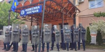 Veprimet e dhunshme të serbëve në Zveçan, Policia e Kosovës tregon me çka u sulmuan nga protestuesit