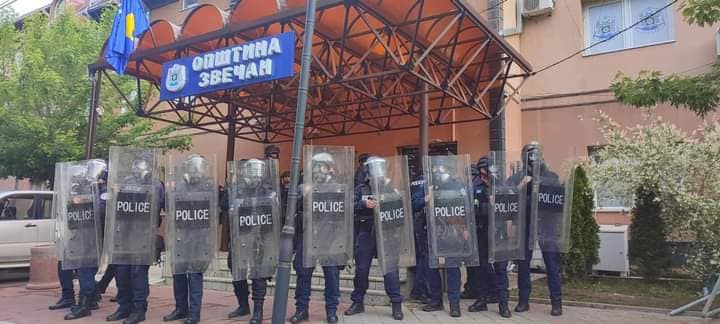 Veprimet e dhunshme të serbëve në Zveçan, Policia e Kosovës tregon me çka u sulmuan nga protestuesit
