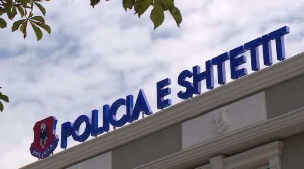 I riu terrorizon shkollën në Tiranë, qëllon me “pistoletë imituese” në oborr