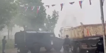 Momenti kur automjeti i Njësisë Speciale e godet kamionin e vendosur si barrikadë në Leposaviq (VIDEO)