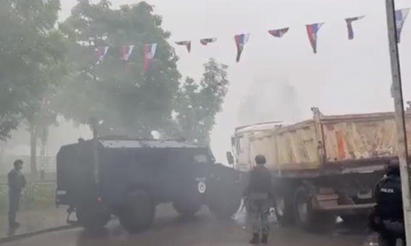 Momenti kur automjeti i Njësisë Speciale e godet kamionin e vendosur si barrikadë në Leposaviq (VIDEO)