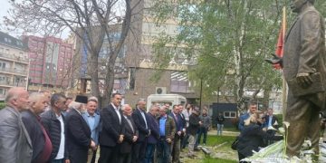 “Mos na prek Hasan Prishtinës”, aksion simbolik para rektoratit të UP-së kundër ndërrimit të emrit
