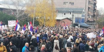 Mediat serbe: Serbët e Kosovës po detyrohen të marrin pjesë në protestën e Vuçiqit