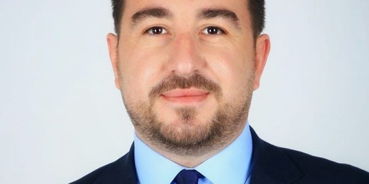 Vazhdon kapja| Vëllai i asamblistes së LVV-së zgjidhet rektor i Universitetit “Ukshin Hoti”