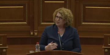“Shantazhe, shpifje”, “as një sekondë s’duhet të rrish aty”, ministrja Hajdari përplaset me deputetët e PDK-së
