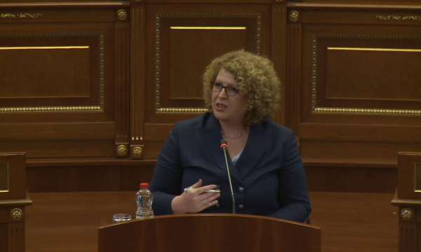 “Shantazhe, shpifje”, “as një sekondë s’duhet të rrish aty”, ministrja Hajdari përplaset me deputetët e PDK-së
