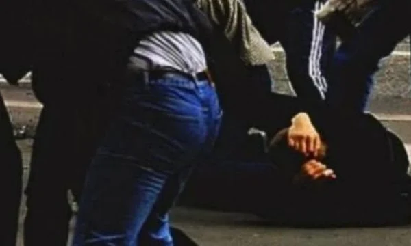 Përleshje mes disa personave në Vushtrri, një person theret me thikë