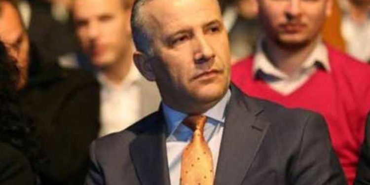 Selim Pacolli i del në mbrojtje deputetes Fitore Pacolli: Është bijë e Marecit, nuk lejojmë askënd ta cenojë lirinë e saj