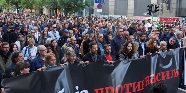 Masakrat në Serbi, qytetarët dhe opozita kërkojnë dorëheqjen e qeverisë