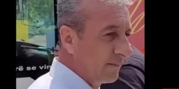 Shoferit shqiptar që po dërgonte serbë në Beograd i dalin telashe: “Baju bre ndytësirë”