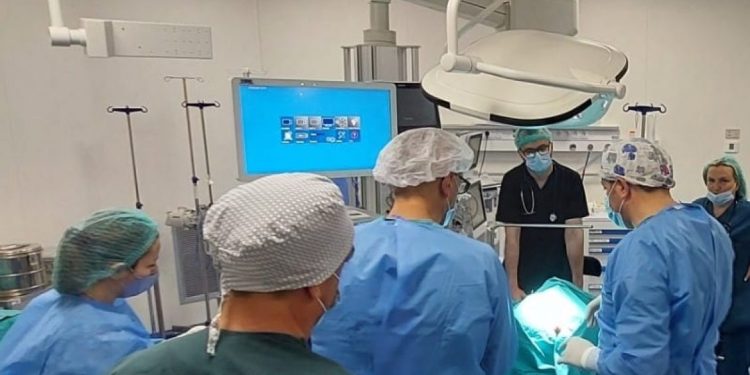 Për herë të parë në QKUK bëhet thyerja laserike e gurëve në traktin urinar tek një fëmijë trevjeçar