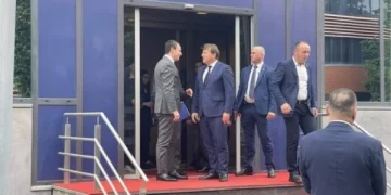 Përfundon takimi Kurti-Varhelyi, s’ka deklarime për media