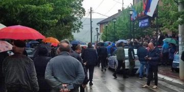 “Bllokohet hyrja e Komunës së Zveçanit, udhëheqja e re ndodhet brenda objektit”