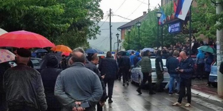 “Bllokohet hyrja e Komunës së Zveçanit, udhëheqja e re ndodhet brenda objektit”
