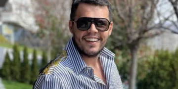 Valdrin Sahiti dorëzon pasaportën diplomatike