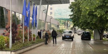 Situata në veri, Komandanti i KFOR-it ia “zë” derën e zyrës Kurtit