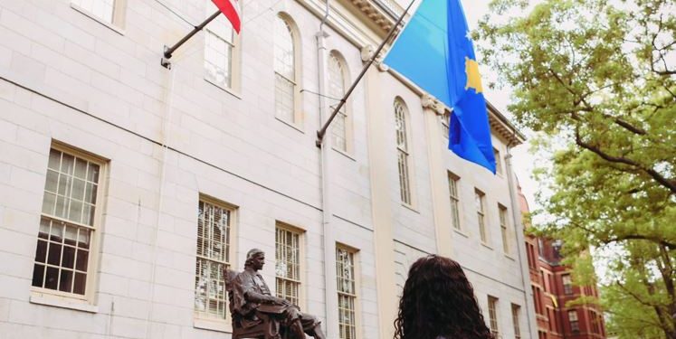 Osmani në Harvard: Flamuri i Kosovës valon krah atij të Amerikës