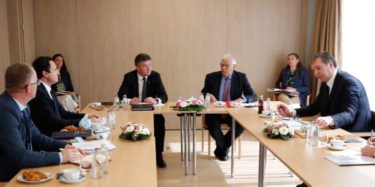 Analistët me mendime të ndryshme për arritjen e marrëveshjes me Serbinë këtë vit, shohin më shumë presion ndaj Kosovës