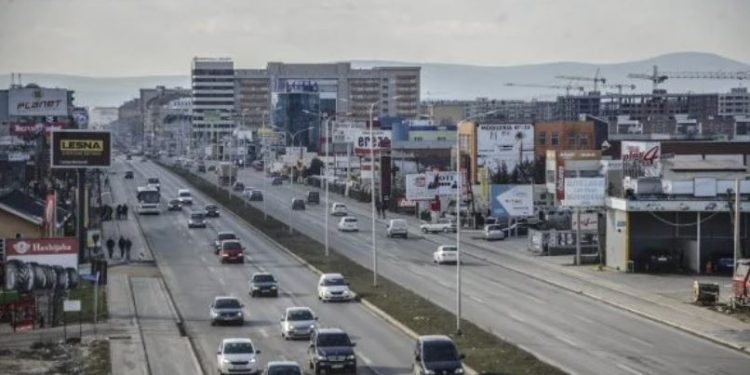 Gruaja në Fushë Kosovë hoqi vulat zyrtare nga lokali i saj