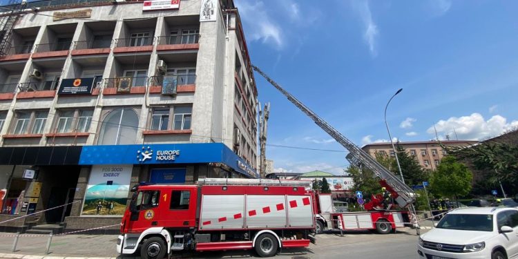 Policia e Zjarrfikësit në vendngjarje, gati të bie fasada e një objekti përballë Komunës në Prishtinë