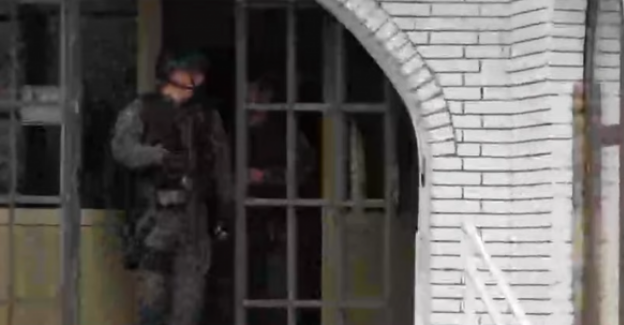 Pesë policë të lënduar nga tensionet në veri, katër vetura të dëmtuara