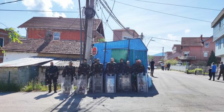 KFOR-i vendoset përreth objektit të komunës në Zubin Potok