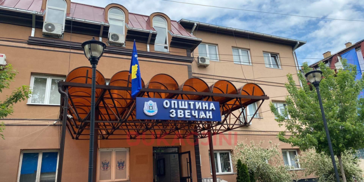 Flamuri i Republikes së Kosovës vendoset në Komunën e Zveçanit