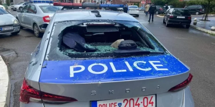 Sulmohet një veturë e Policisë së Kosovës në Leposaviq