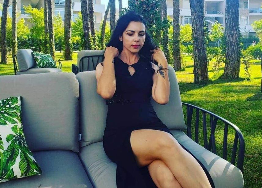 Fotot e reja të Almës, ‘ustalleshës’ që fundosi Gjicin, zhveshi edhe Genci Alizotin dhe një gazetar