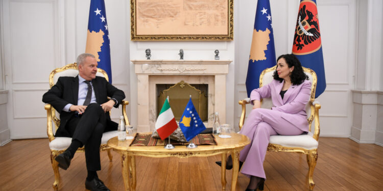 Osmani, ambasadorit italian: Qytetarët në veri po dëmtohen më së shumti, sulmet ndaj PK-së, KFOR-it e gazetarëve të dënohen nga të gjithë