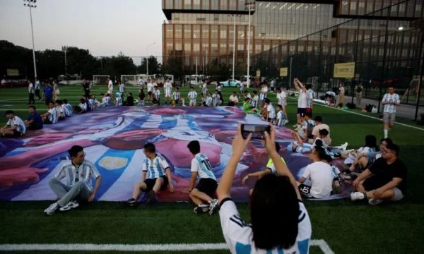 Historia e pabesueshme e super-tifozes kineze me Leo Messin