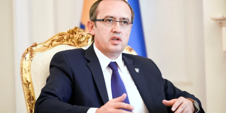 Hoti: Zoti na ruajtë, pushtetarët e Kosovës nuk dinë çfarë bëjnë