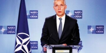 Stoltenberg: Dhuna po e kthen prapa Kosovën, duhet të ndërmerren hapa për deeskalim